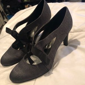 Women’s gray/black dress shoe